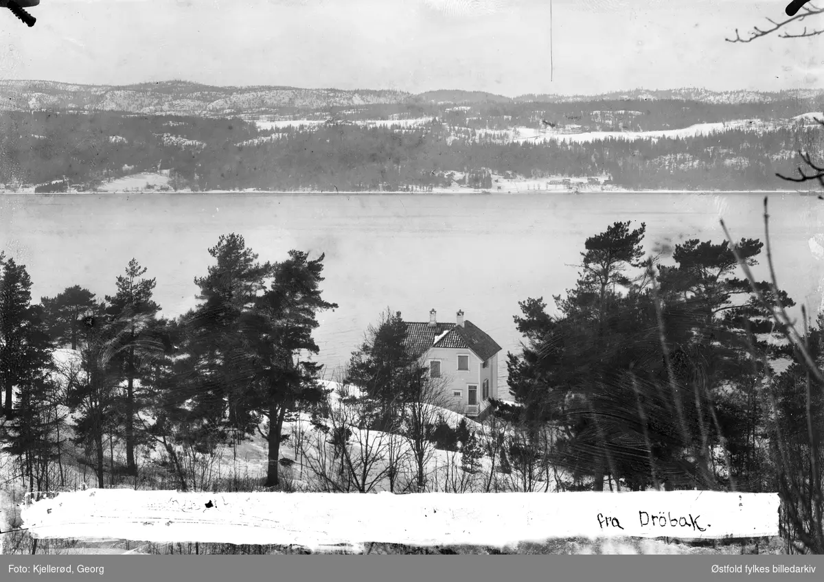 Drøbakaksundet i vinterdrakt.
Antakelig huset /eiendommen som kalles "Villa X", som ligger nederst i Carl Størmers vei, litt syd for Torkildsbyen., i dag Drøbak syd.