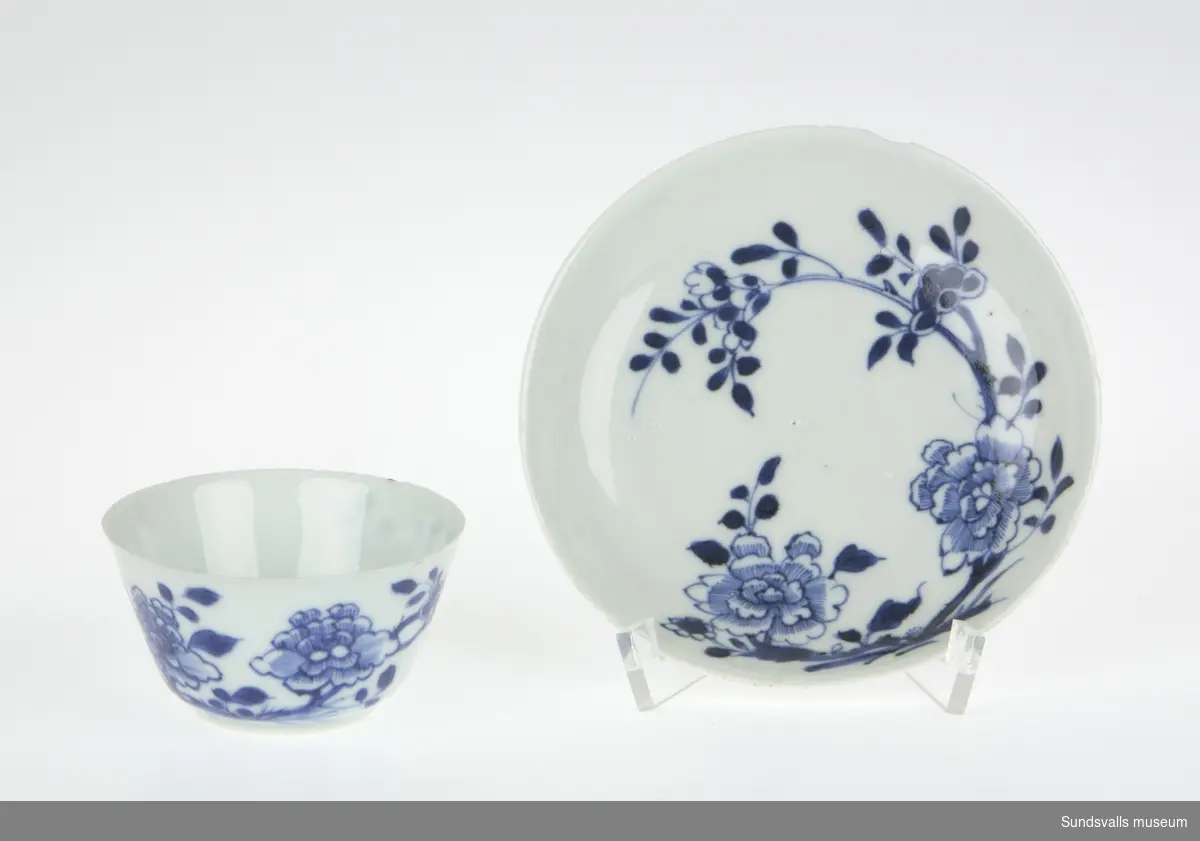 SuM 2860:1-4 kopp med fat, klockformad kopp med dekor föreställande blomrankor. Underglasyrmålning i blått.