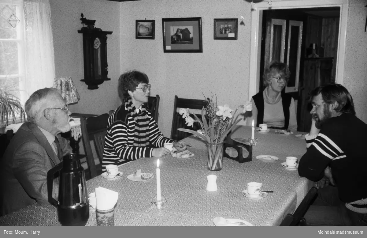 Från vänster: Bertil Edwardsson, okänd, Kerstin Moum och Jörgen Johansson sitter runt ett bord och fikar på hembygdsgården i Långåker, Kållered, år 1983.

Fotografi taget av Harry Moum, HUM, Mölndals-Posten, vecka 41, år 1983.
