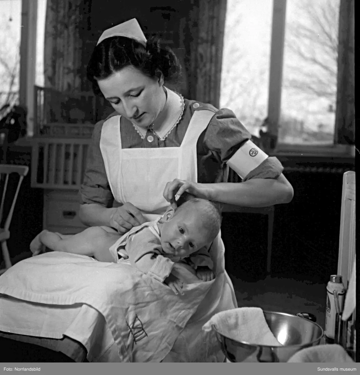 En serie bilder från verksamheten på Vita Bandets spädbarnshem, fotograferat för en broschyr. På bild två ses föreståndaren Anna Lilja till höger samt Elsa Rutbäck till vänster.