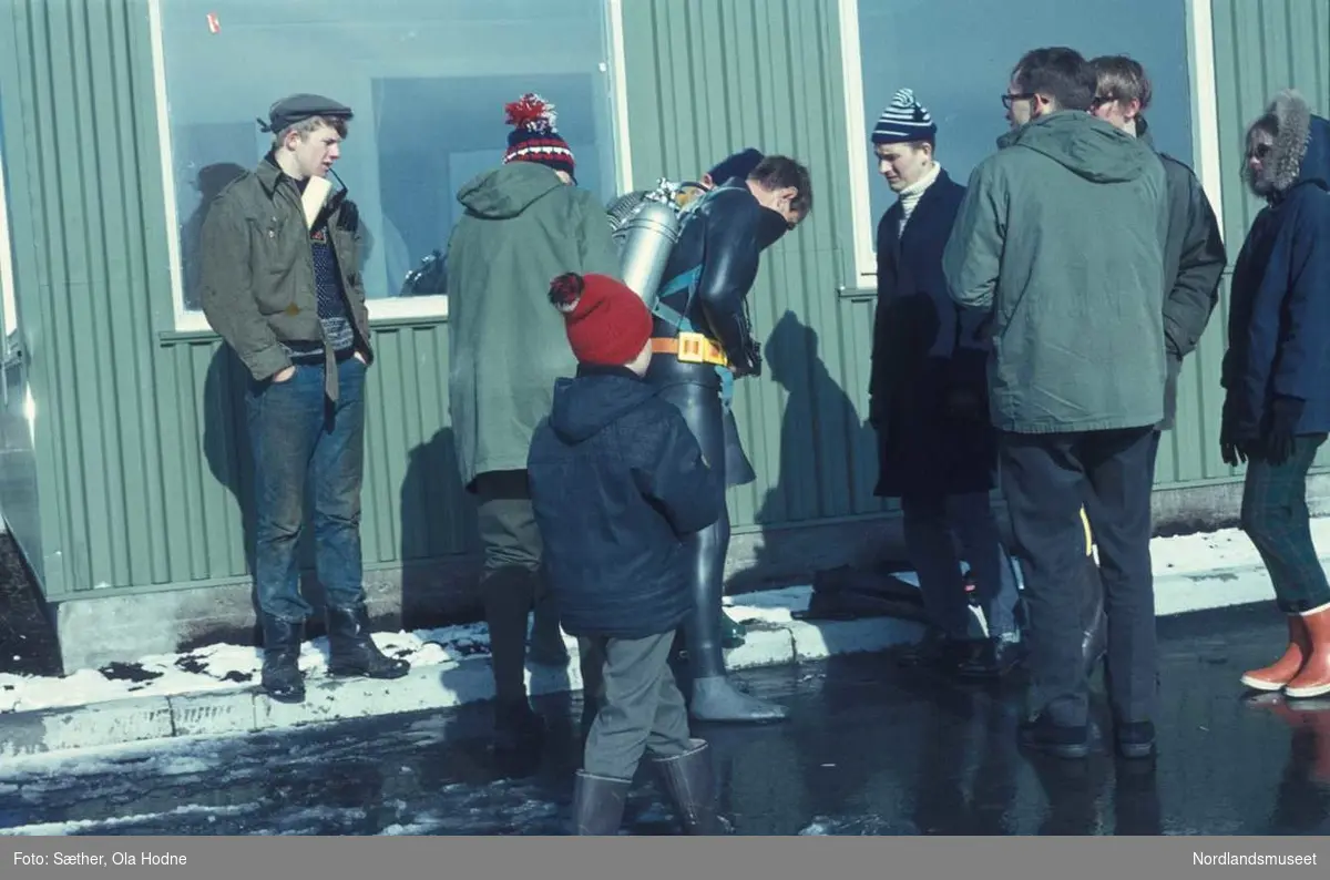 Folk fra Bodø dykkerklubb, på Nyholmen i Bodø, grønn bygning, vinter 31/03-1970