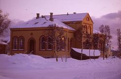 Nordlandsmuseet, gulfarvet med fembøringen foran, tatt mot s