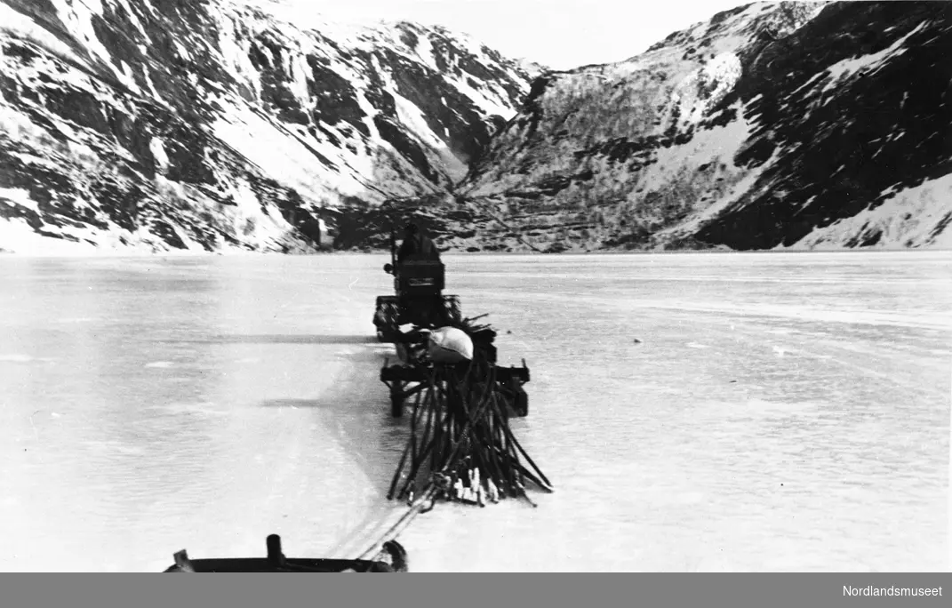 25.02.1941. Transport på isen på Fykanvann. Beltetraktor er tatt i bruk