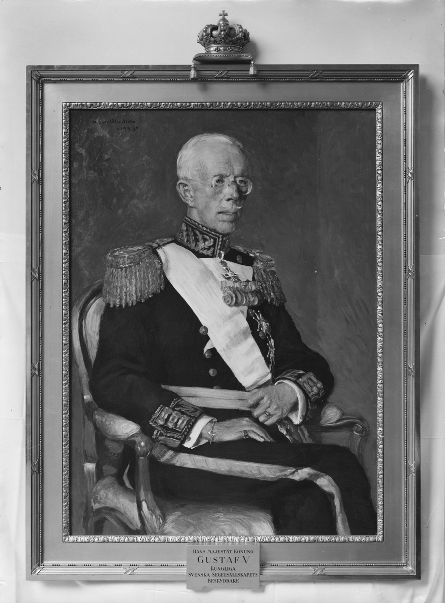 "Hans Majestät Konung Gustaf V Kungliga Svenska Segelsällskapets Beskyddare"
