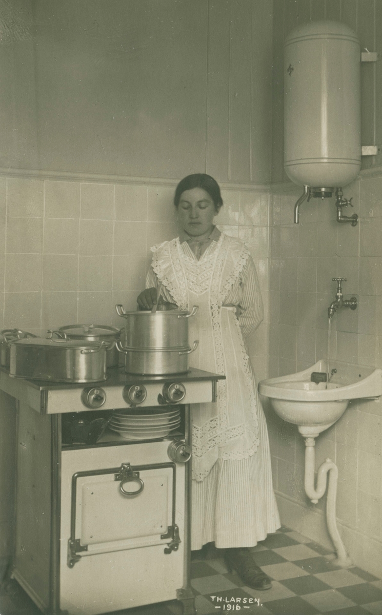Kjøkken frå 1916 med elektrisk utstyr.