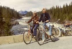 Sykkeltur med mor, Aslaug Halbjørhus. Her på Grønlibrua i 19