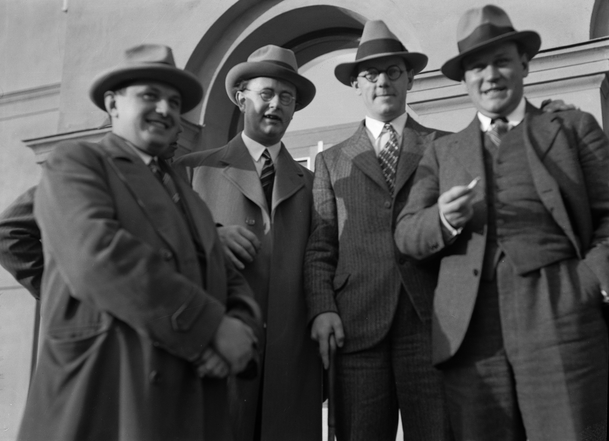 Grupporträtt - journalisterna Helge Gad och Nils Sundquist samt okända män, Uppsala 1935