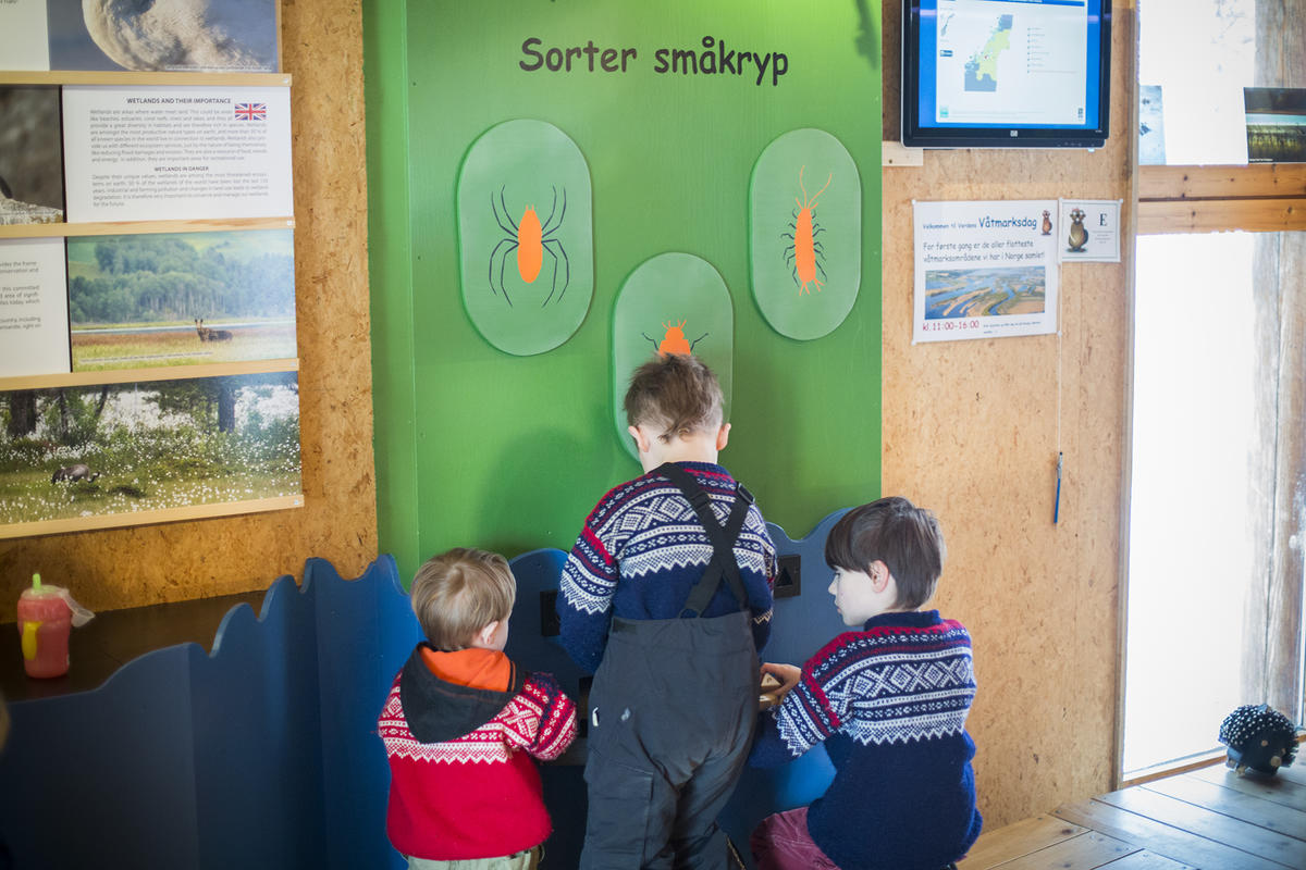 Barn som leker med utstillingene på Besøkssenter våtmark Nordre Øyeren (Foto/Photo)