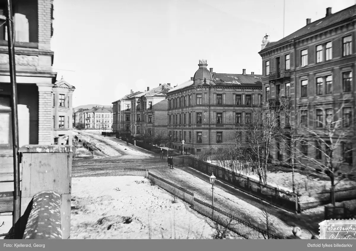 Sorgenfrigata i Oslo der den krysser Bogstadveien. Bygården med tårnet i midten er Bogstadveien 43.