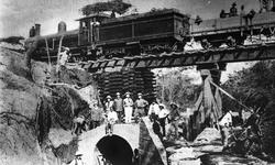 Arbeidere langs en jernbanelinje