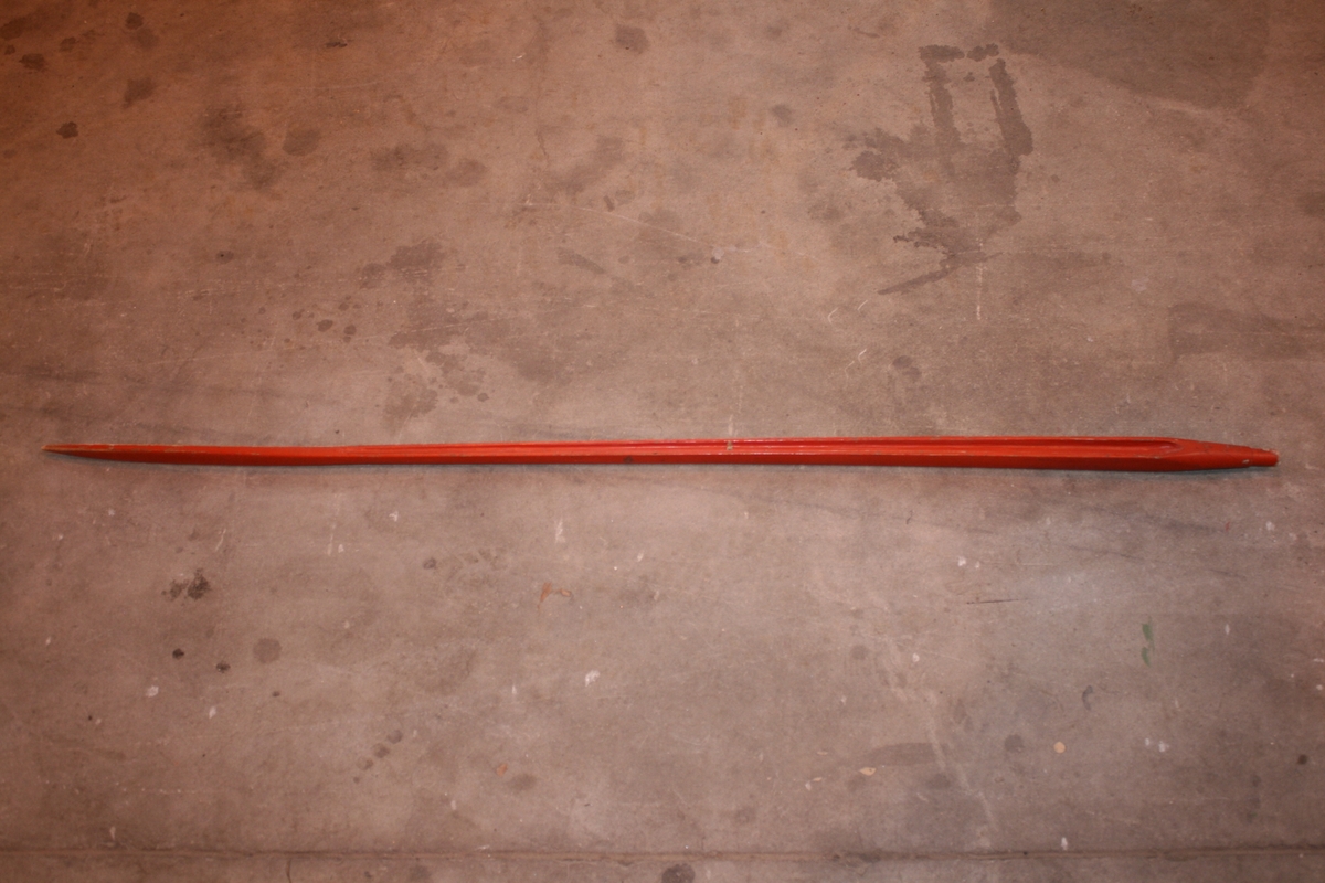 Rødmalt tremodell av silosvanstinne