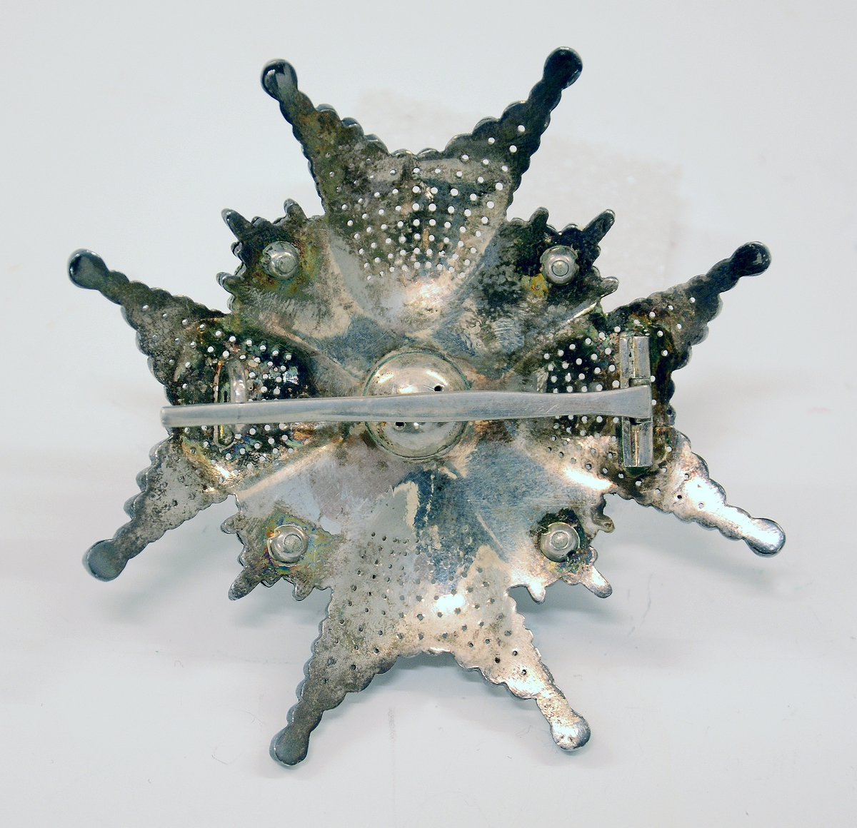 Nordstjerneordenens kommandørkors. 
"Nordstjerneordenen var før år 1975 tenkt som belønning for svenske og utenlandske "medborgerliga förtjänster, för ämbets- eller tjänstemannagärning, för vetenskaper, vittra, lärda och nyttiga arbeten samt för nya och gagneliga inrättningar". Ordenen utdeles nå bare til medlemmer av det svenske Kongehuset og til utenlandske medborgere eller statsløse, som har gjort personlig innsats for Sverige eller for svenske interesser. Ordenen bæres opprinnelig i et sort bånd, fra og med 1975 i et mellomblått bånd med gule kanter. Korset bærer ordenens ordtak "Nescit occasum" (Den vet ikke av noen nedgang). Gradene er: kommandør med store korset, kommandør, ridder av 1. klasse og ridder. Til ordenen hører en medalje - "Nordstjärnemedaljen" i gull av 8 forskjellige størrelser." (Avskrift/oversettelse av det svenske kongehusets nettsider.