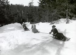 Tre kvinner aker i Korketrekkeren, Holmenkollen, Oslo
