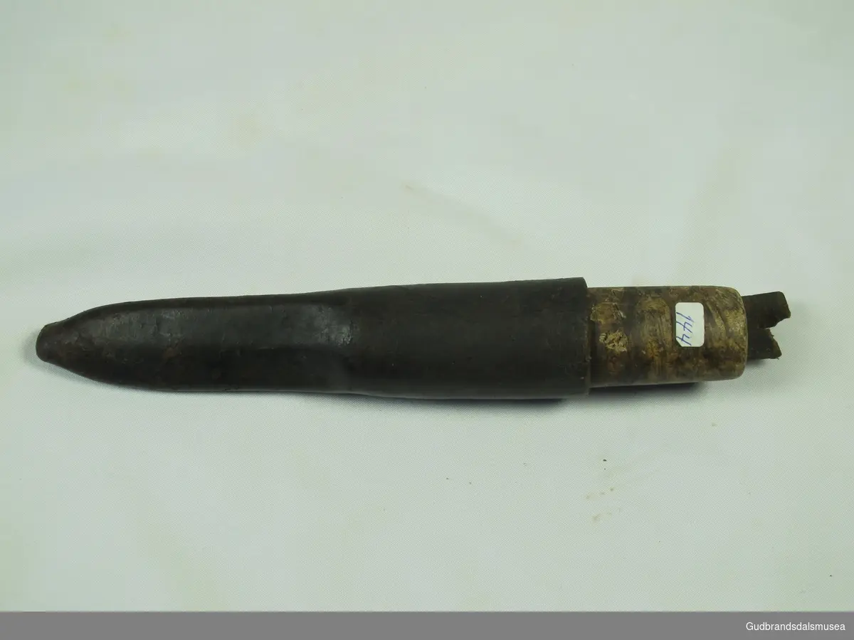 Knivskaft til slirekniv laget av valbjørk. Skaftet har hull til tangen, men knivbladet er borte.