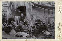 Ni menn tek røykepause i militæret - oppstilt rundt ein kass