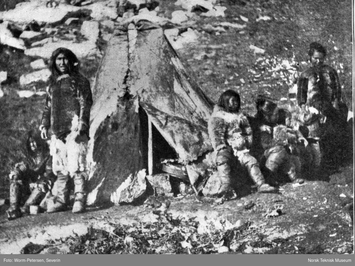 Eskimofamilie foran telt
