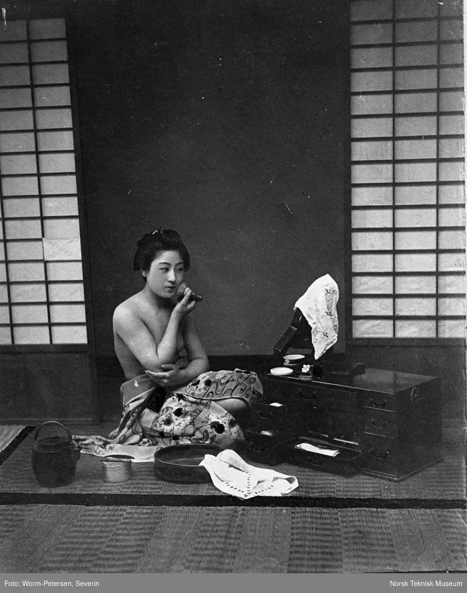 Japansk kvinne som steller seg.
