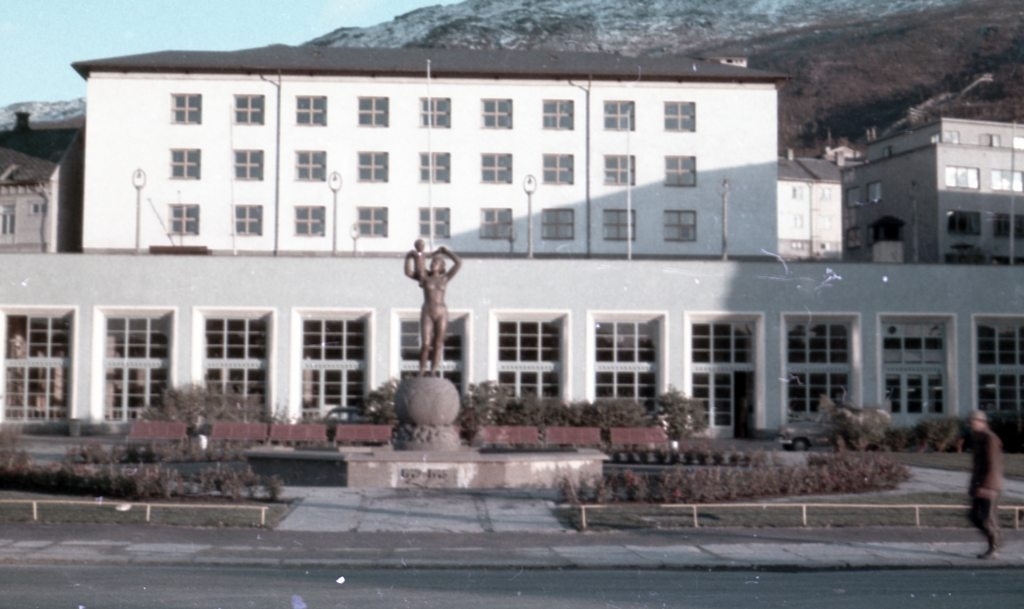 Narvik torv med frihetsmonumentet foran Torvhallen med Telegrafbygget bak.