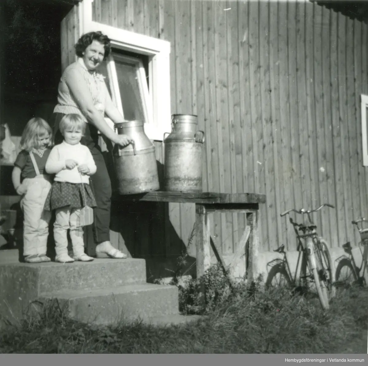 Mjölkleverans cirkan 1960. Viola Bergdahl samt hennes dotter Anneli och Irene Svensson (dotter till Mariann och Stig Svensson som hade affären i Slageryd).