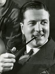 Portrett av mann med pipe i munnen.