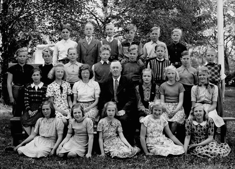 Almby skola, 11 flickor, 14 pojkar och lärare Erik Österling på skolgården.
Klass 6.