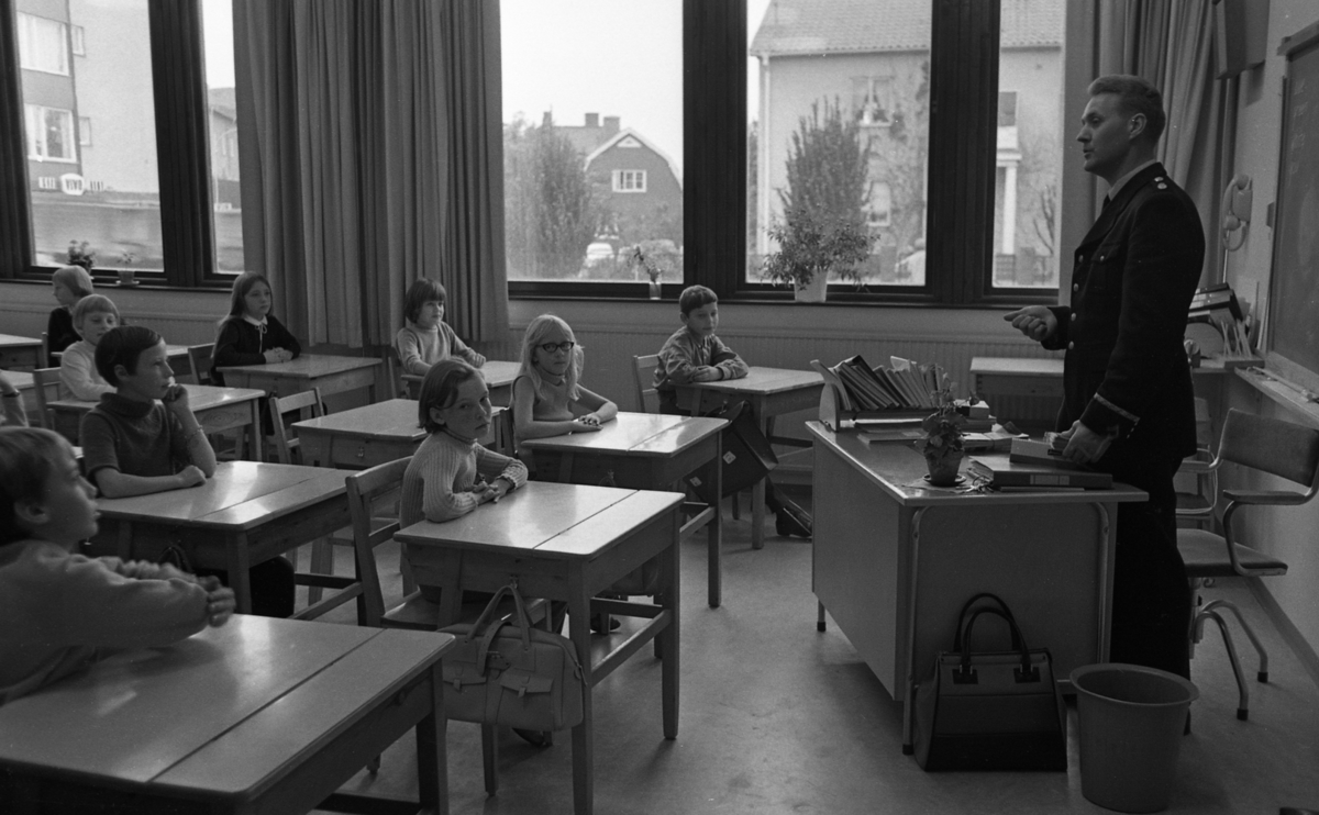 Första spad, Polis i skolorna 13 okt 1967

I Olaus Petri skolan får elever undervisning av en polis i uniform. Till vänster om fönstret finns en Vivo affär.