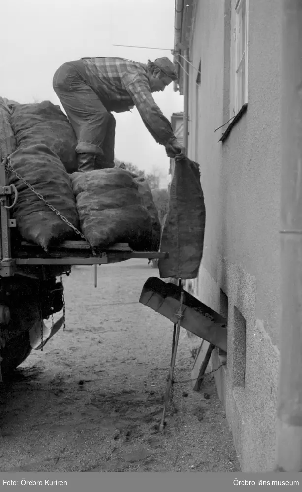 Kung Koks, 1970-12-18

Koksutkörare Roland Andersson. En säck koks kostade vid tillfället cirka 30 kronor. Koks användes som bränsle i fastgheter med äldre värmepannor.