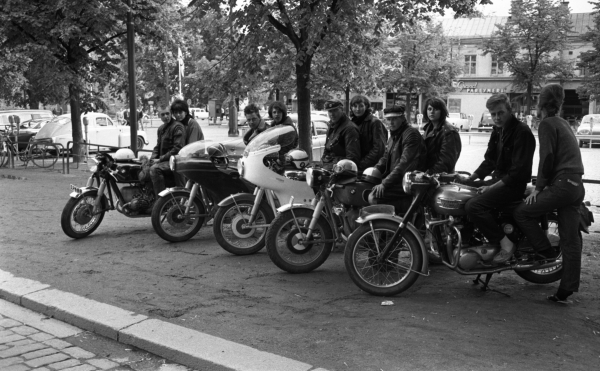 Knuttar och spättor 22 juni 1965. Tio stycken ungdomar med motorcyklar ...