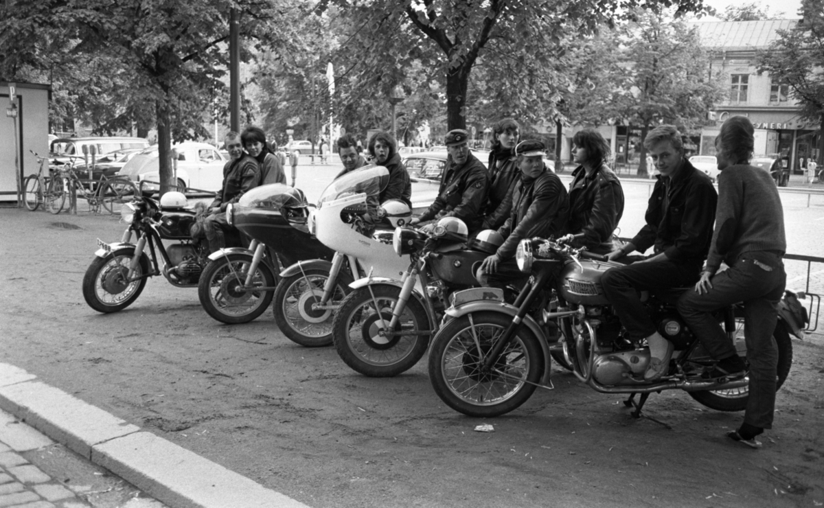 Knuttar och spättor 22 juni 1965. Tio stycken ungdomar med motorcyklar ...