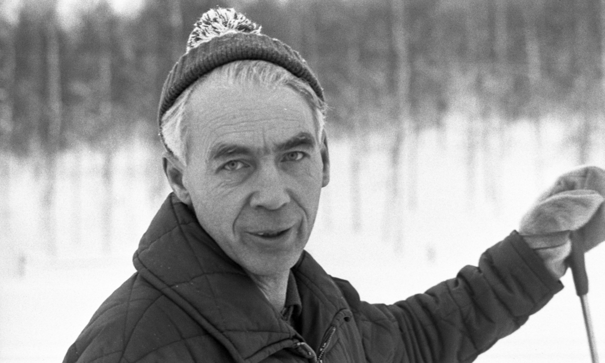 Hästnäs, 20 januari 1966

I bildens förgrund centralt syns det en man som har en stickat vintermössa med tofs på sitt huvud. Han är klädd i en täckjacka och har en vante på sin hand. Han håller i en skidstav.