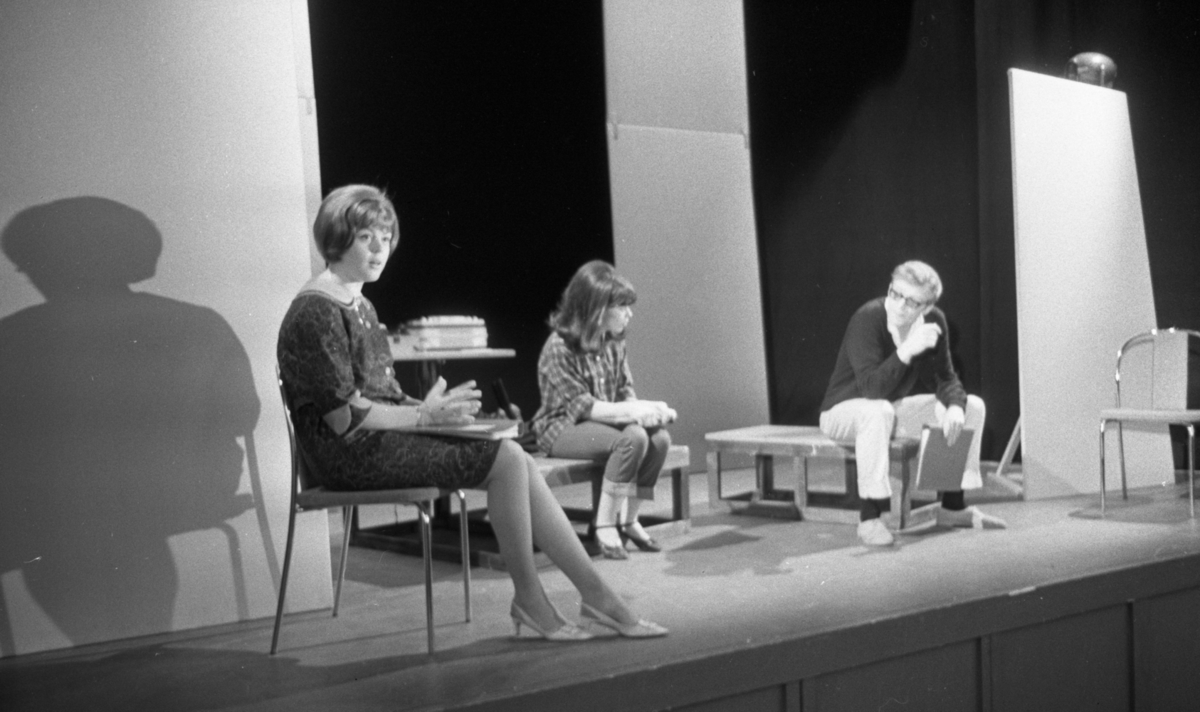 Orubricerat 2 mars 1966

Tre stycken skådespelare: två kvinnor och en man agerar på en scen.