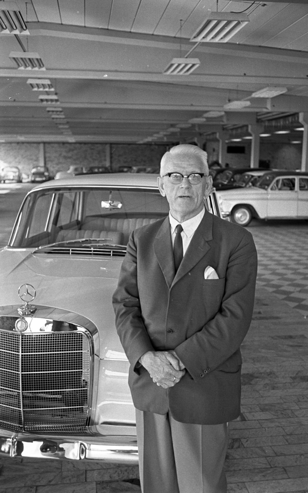 Äldste bilförsäljaren 25 augusti 1965

Sista arbetsdagen på Philipssons i Örebro Bil AB för Axel Ericsson. Bäst beskriven som 'Känd idrottare i alla grenar'.