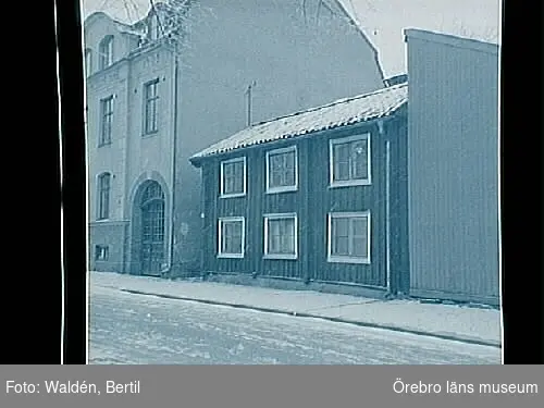 Örebro stad, Skolgatan 4, fastigheten söder om "Johanna Nilssons Minne".
Gathuset.