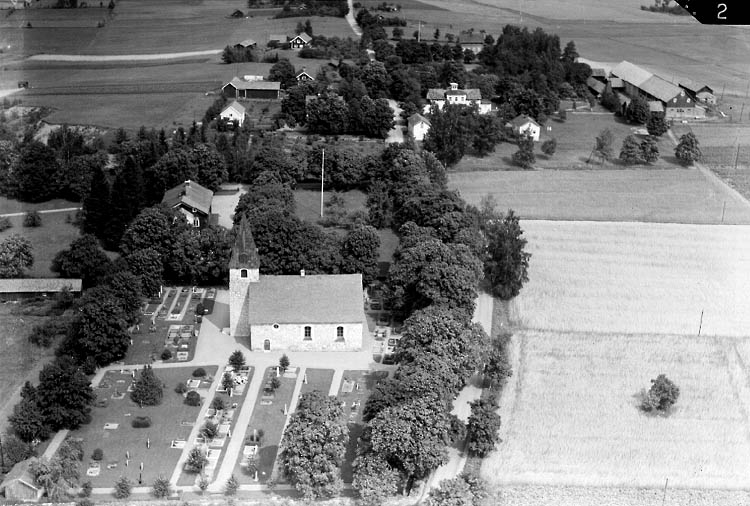 Flygfoto över Edsberg.
Edsbergs kyrka, bostadshus.
(Agnes Larsson)