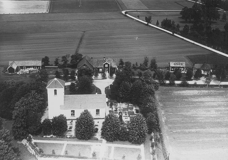 Flygfoto över Täby.
Täby kyrka, bostadshus.