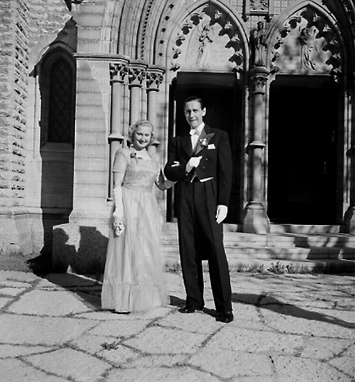 Brudpar utanför kyrkan.
Lars-Åke Larssons bröllop.