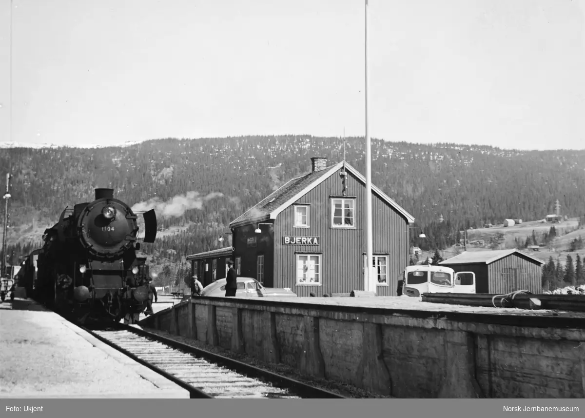Jernbaneanlegget Mosjøen-Mo i Rana : Bjerka stasjon med damplokomotiv type 63a nr. 1104 foran sørgående tog