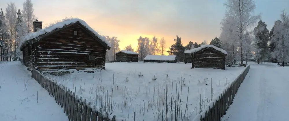 Tynsettunet en vakker, men iskald januardag, sola står opp bak tunet.