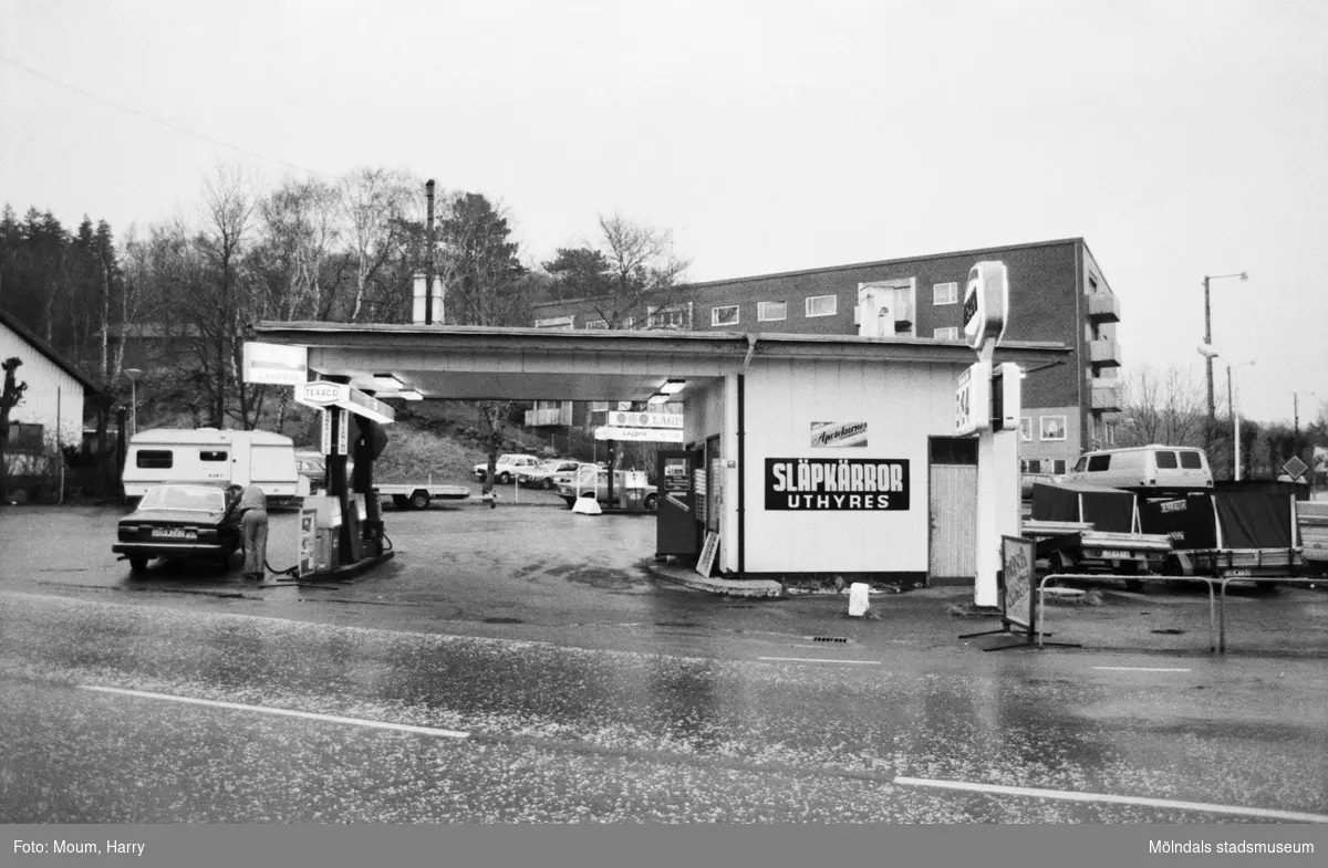 Bensinstationen Texaco vid korsningen Gamla Riksvägen-Streteredsvägen i Kållered, år 1983.

Fotografi taget av Harry Moum, HUM, Mölndals-Posten, vecka 47, år 1983.