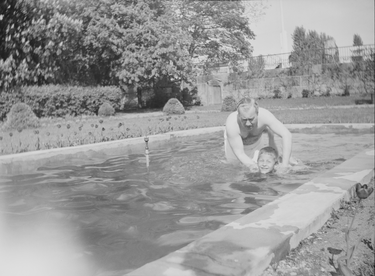 Iacob Ihlen Mathiesen lærer nevøen Pierre (Pierre Arne) å svømme i fontenen i den Victorianske hagen på Linderud Gård.