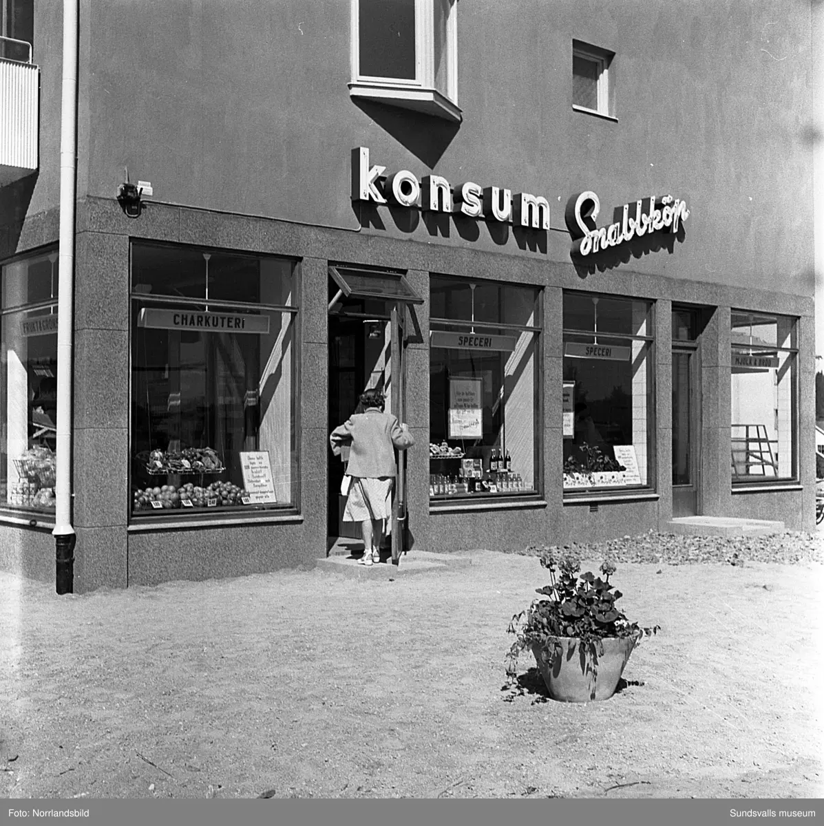 Nyöppnad konsumbutik på Dalgatan 33. Exteriör- och interiörbilder med kunder och personal.