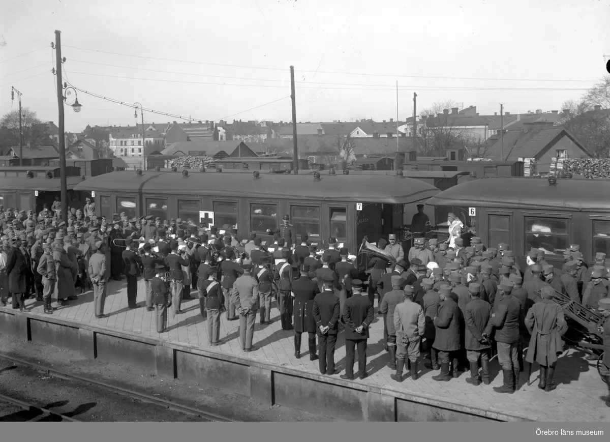 Tyskt invalidtåg vid Centralstationen i Örebro.
Bilden tagen troligen mellan 1915-1918.