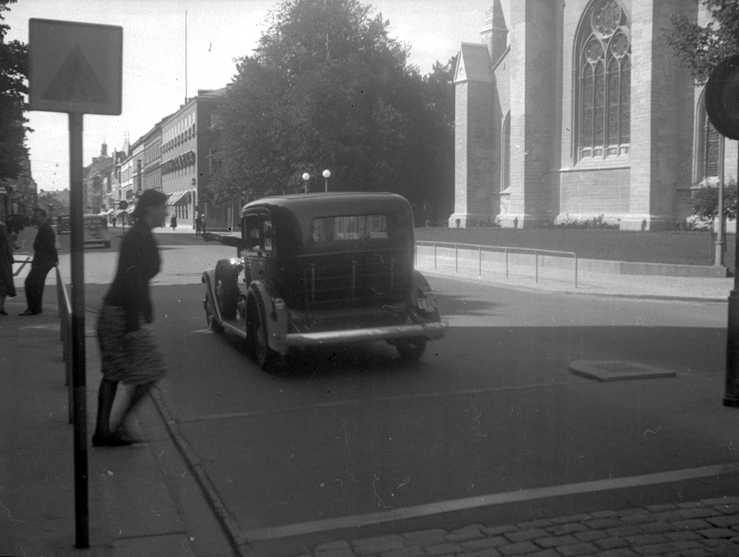 Örebromotiv: Drottninggatan söderut, Nicolaikyrkan.
27 augusti 1940.