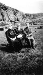 Karoline Gladsø, Johannes Strøm og Hansine Gladsø i "Johanne