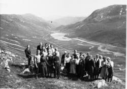 Hemsedal Kristelege Ungdomslag på tur til Ershovd i 1942.
De