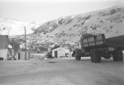 Vinteren 1945-46 i Hammerfest sentrum. Brakker er bygd på be