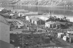 17.mai-tog i Hammerfest sentrum. Her går de oppover Sjøgata 