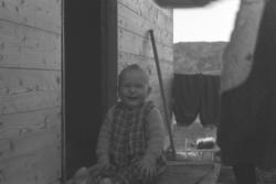 Arne Jacobsen koser seg, med et stort smil om munnen, på tra