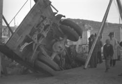 En lastebil har kjørt utfor veien ved Storelvbrua. Bilen lig