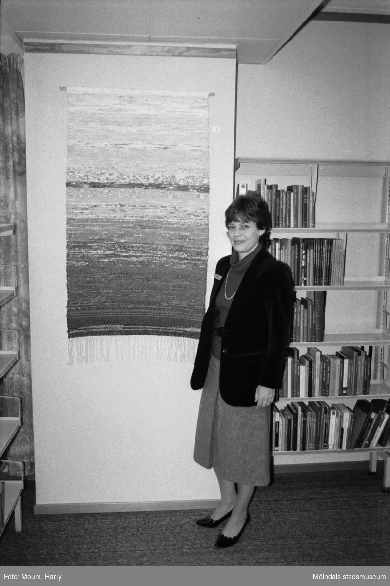 Textilkonstnärinnan Barbro Andersson ställer ut vävnader i Kållereds bibliotek, år 1983.

För mer information om bilden se under tilläggsinformation.